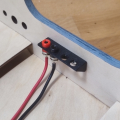 Haltewinkel für 4 Bananenbuchsen 4mm, komplett mit Buchsen und Befestigungsschrauben